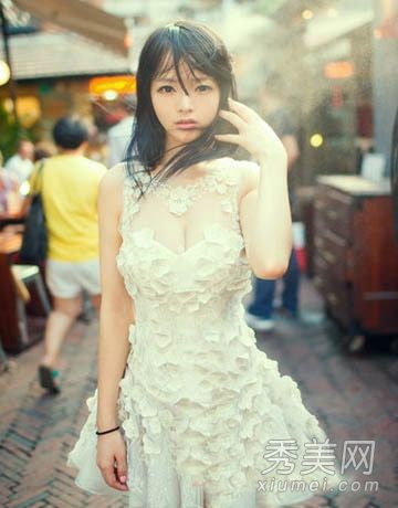 圆脸的女孩一定会看到一头干净直发和一张小脸的女神。
