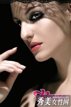 年轻成熟的女性打造迷人甜美的妆容