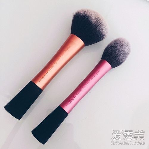 如何使用腮红刷?