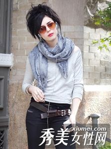 达伦展示引人注目的个性发型