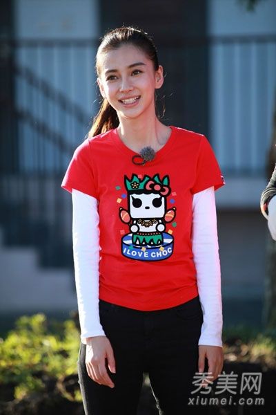 宽松卫衣和紧身裤学杨颖跑步