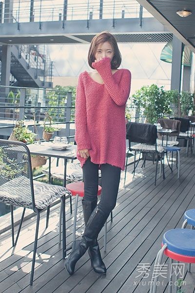 v领毛衣柔软性感,显示锁骨更薄。