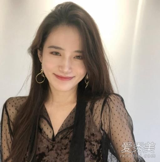 2018年,女孩的前17种发型很流行,所以选择一种来“改变”