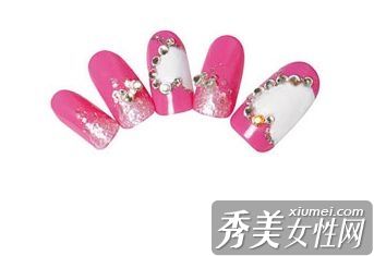 甜美优雅的美甲派对化妆成粉色公主
