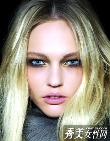 不受控制的摇滚妆很吸引人