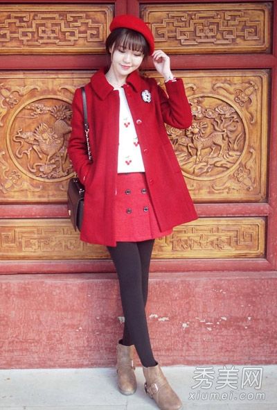 这件外套与裙子和紧身衣相配，在深秋穿。