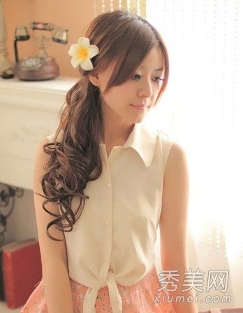 小脸女孩的发型设计:10剪甜美的头发以减少年龄