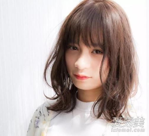 头发颜色让你很挑剔?试试2018年的巧克力棕色。