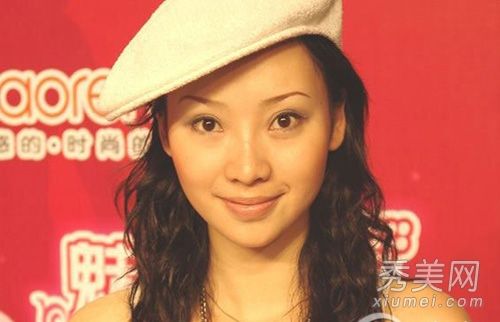 这位明星没有手镯的发型撩起了刘海,让他的脸变得难看。