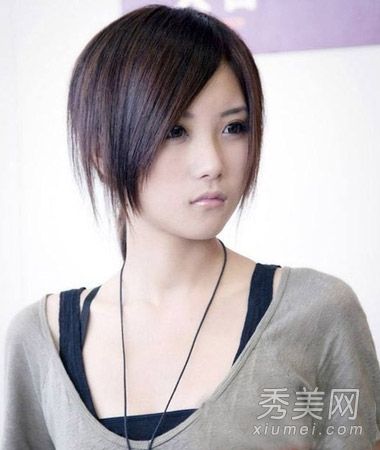 最新女孩发型中的短发完美地重塑了脸型。