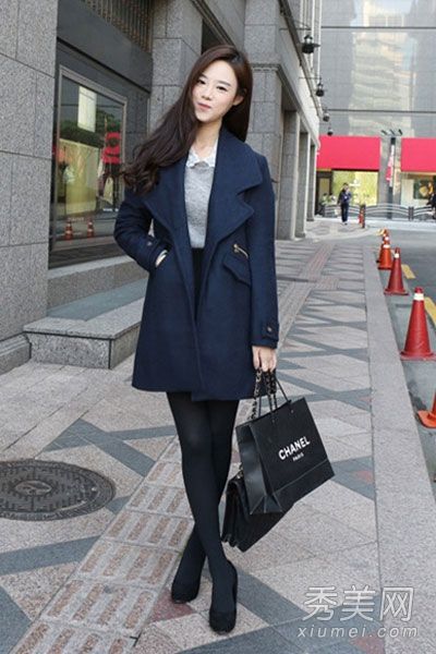 深蓝色外套彰显白色气质