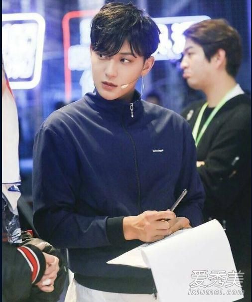 这是街舞黄子韬耳坠。同一只香奈儿耳环多少钱