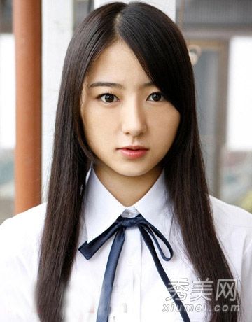 圆脸妹妹适合做发型图片,清纯漂亮,脸部化妆变成棕脸。