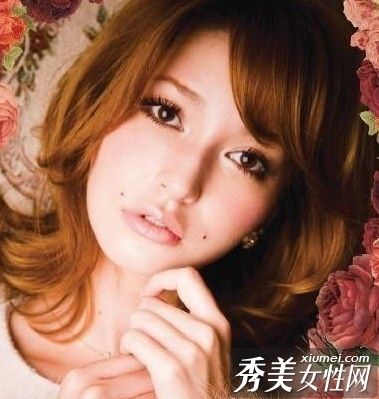 学习莉娜甜美粉色的妆容是没有商量余地的。