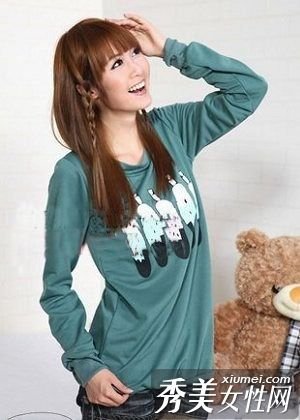 那个留着刘海的女孩打扮好并抛弃了宅男。