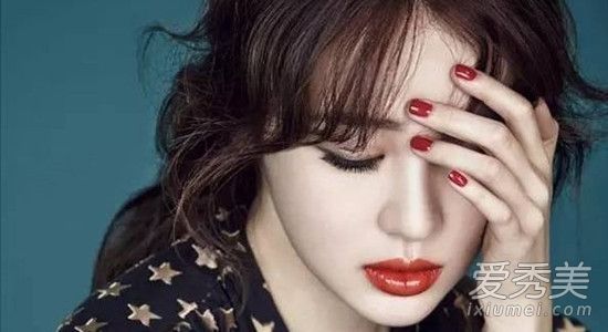 不化妆就涂口红很奇怪吗？