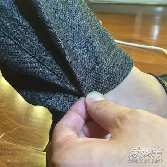 牛仔裤的时尚感始于裤腿。