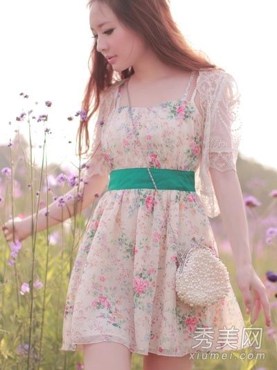 短福音书高腰连衣裙巧妙地显示高度