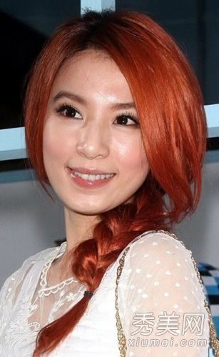 每个女人都会喜欢女演员展示侧边编织