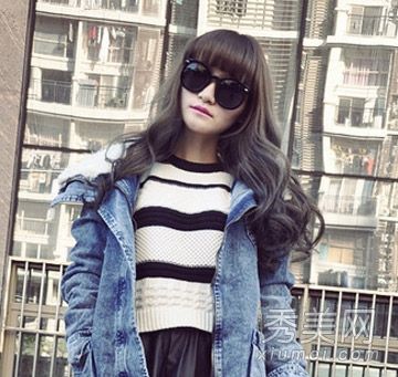 什么发型适合大脸女孩?长长的卷发,面部化妆和衰老
