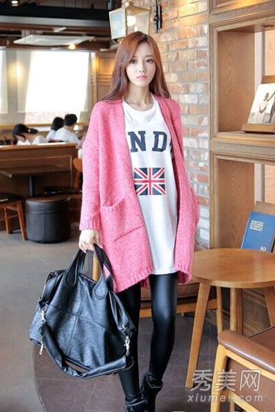 明亮的秋装打破阴霾的日子