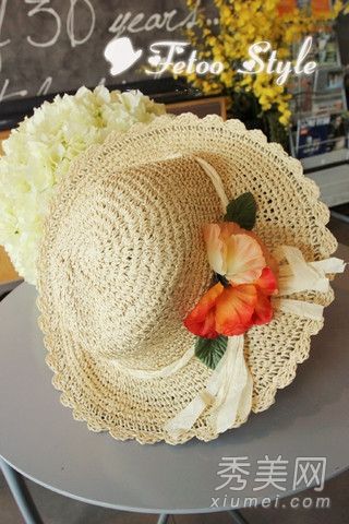 夏季甜美草帽打造时尚商业街外观