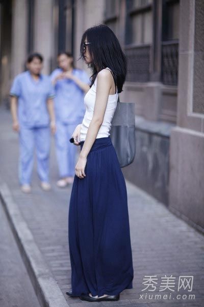 今年夏天的红裙式连衣裙又高又瘦