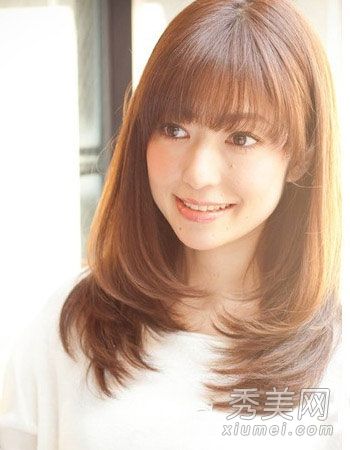 刘海整齐的发型适合大脸型和长脸型的女孩。