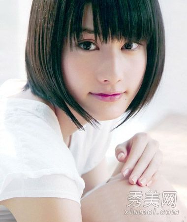 女孩的圆脸适合短发。照片清新、甜美、感人。