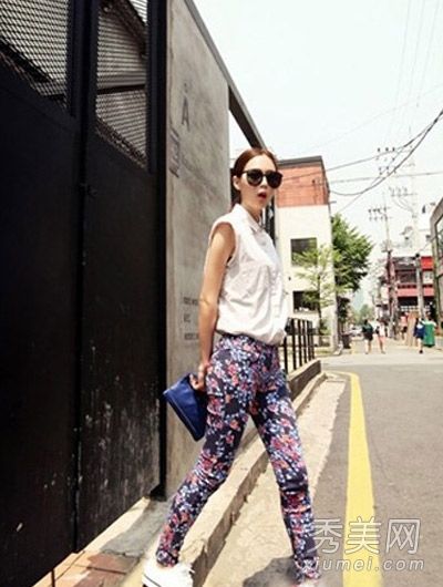 韩国的麻豆教你如何穿着印花裤子，这非常醒目。