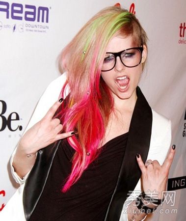 时尚潮人艾薇儿的最新染发剂充满朋克气息。