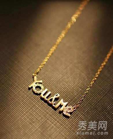 夏季最热门的珠宝链与夏季裙子完美搭配