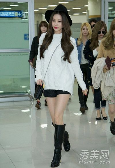 学习徐贤毛衣，搭配短裤展示双腿