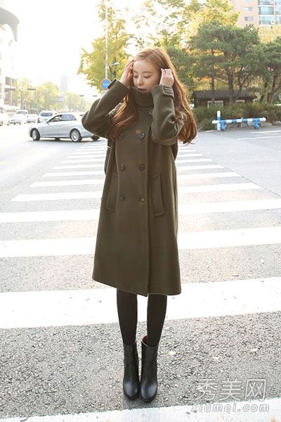 羊毛衫在秋雨中展现出温暖时尚的气质