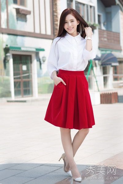 白色衬衫配a字裙,清新柔和的文学风格