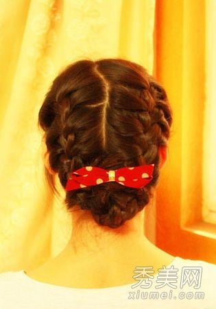 韩式辫子盘发教程展示了韩式甜美女孩的风格