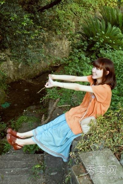 夏末以女孩甜美的风格穿衣可以降低年龄。