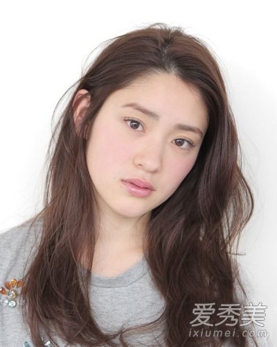 什么卷发看起来最好?蓬松的发型改变脸型