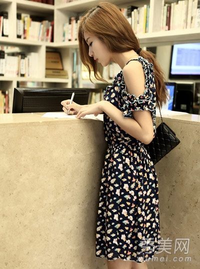 露肩夹克和裙子非常适合你