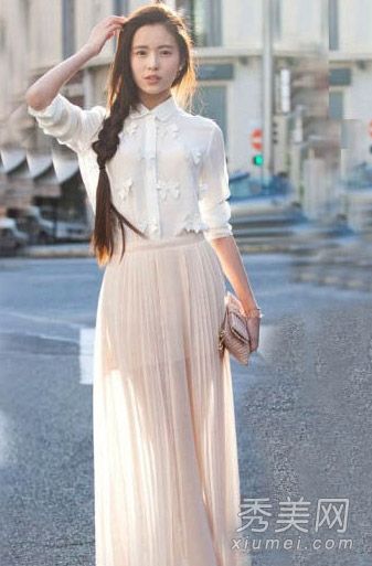 优雅的裙子，大号的盘子，有趣而多彩的夏日色彩