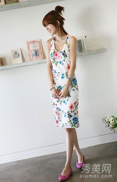 小蛮腰印花连衣裙时尚性感。