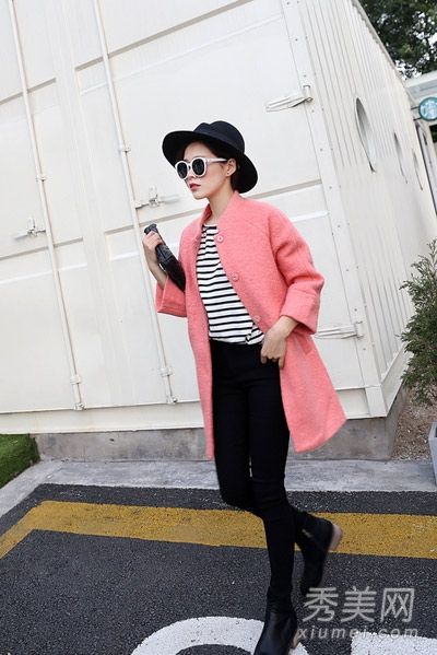 秋天穿紧身衣是在早上和晚上天气凉爽的时候。