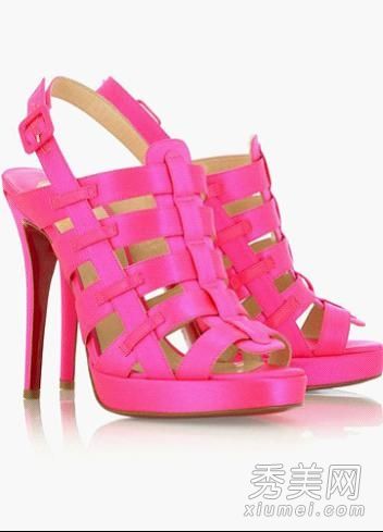 楔形鞋跟或修身鞋跟搭配色彩缤纷的高跟凉鞋，打造完美的脚型