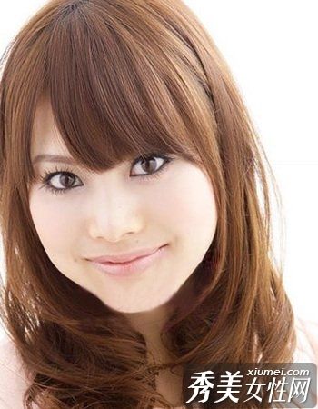 八根日裔美国卷毛在秋冬季升起