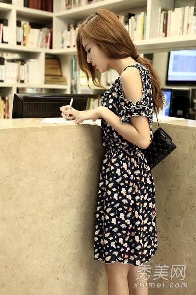 穿着裙子的个性美女走出街头,吸收精致美丽的目光
