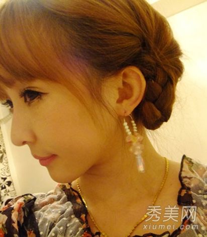 辫子的衰老发展过程变成甜美的女孩