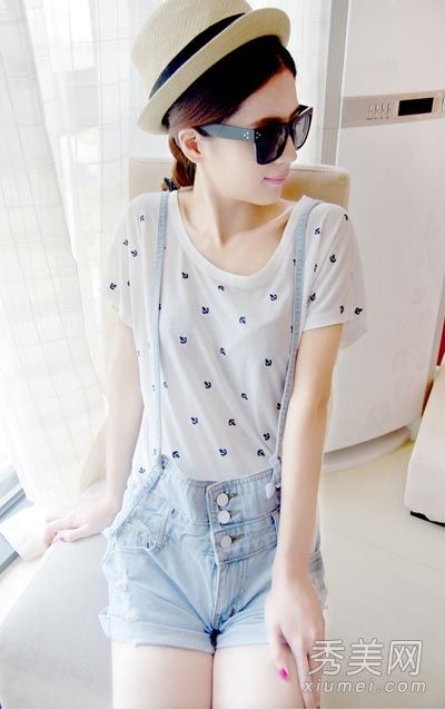 夏季时尚女式短裤展现迷人的美腿