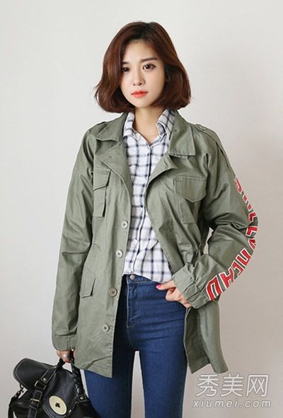 连衣裙外套和紧身裤已经足够休闲了。