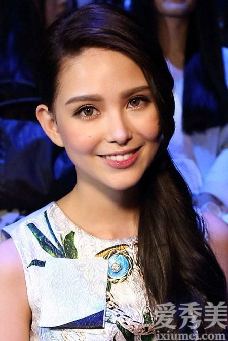 学习昆凌侧马尾扎法让你回到青春期