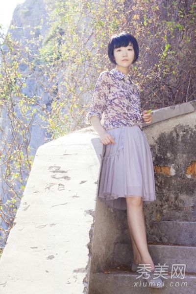 衬衫和裙子在秋天更清爽。